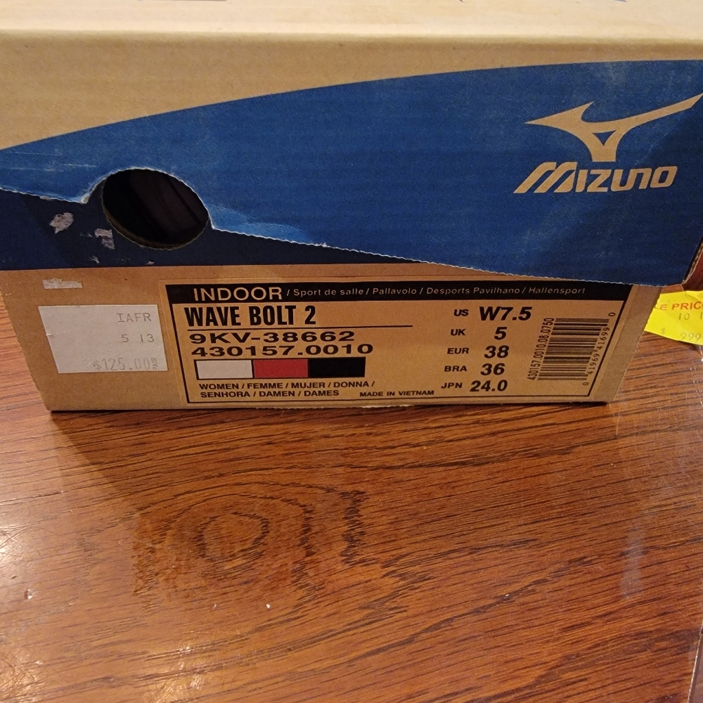 Mizuno Wave Bolt 2, size 7.5, NWT